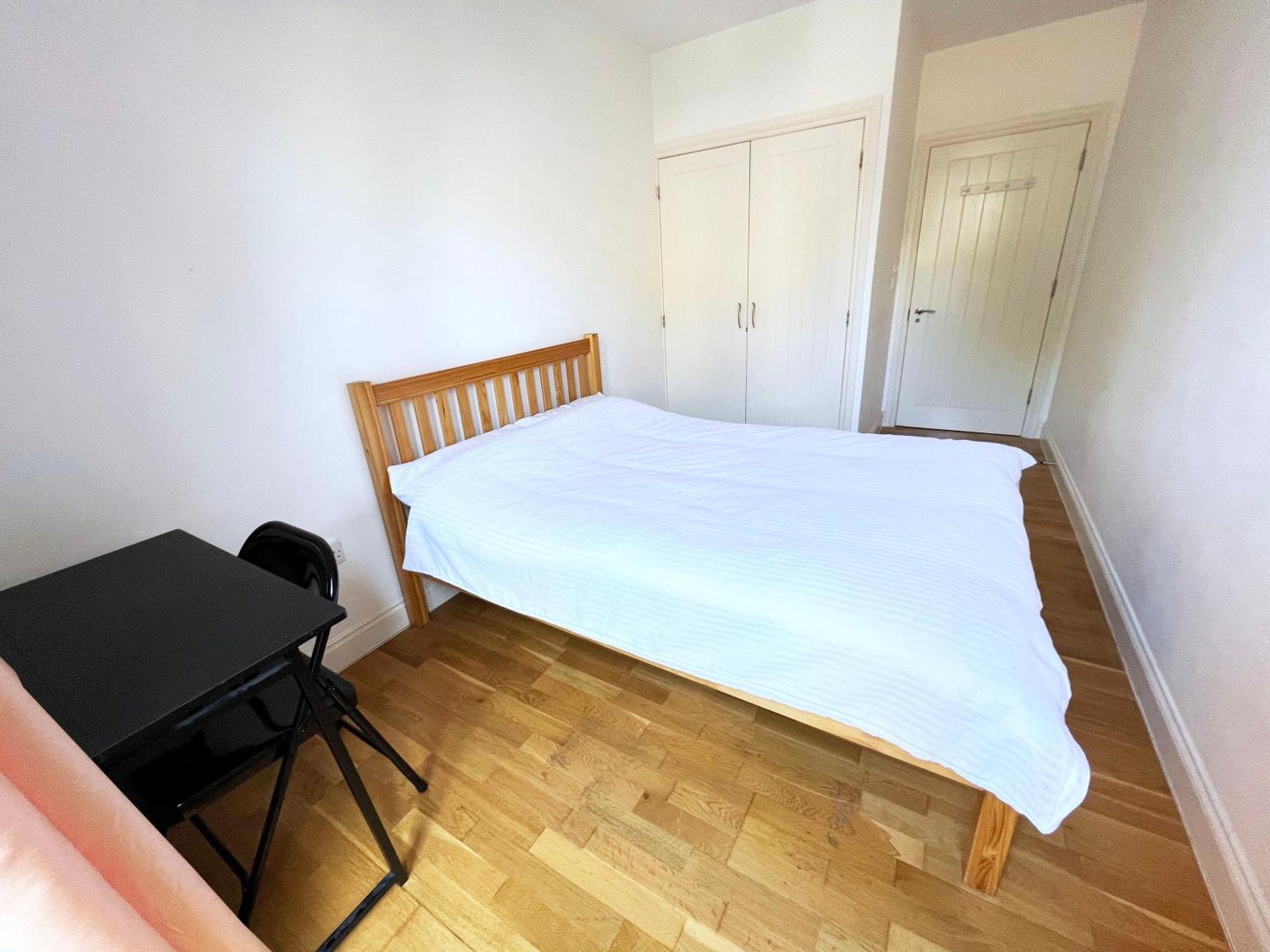 Bedroom 1, Queens Road Gazde/Camere de închiriat Londra
