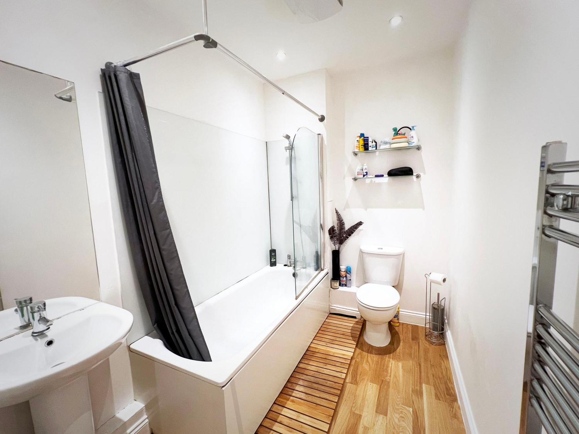 Bedroom 1, Queens Road Gazde/Camere de închiriat Londra